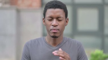 Yorgun ve genç Afrikalı bir adamın baş ağrısı portresi