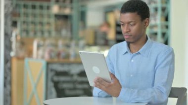 Cafe 'de Tablet kullanan Profesyonel Afrikalı Genç Adam 
