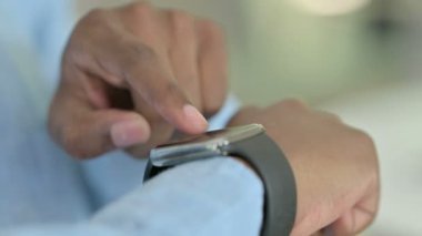 Smartwatch kullanarak Afrikalı Erkeğe Yaklaş 