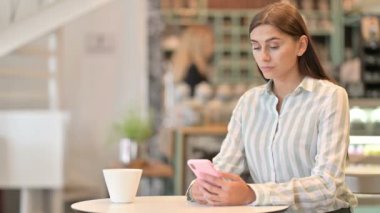 Kafedeki Smartphone 'da Başarı Kutlaması İçin Heyecanlı Latin Kadın 