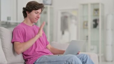 Neşeli Genç Sıradan Adam Ev Bilgisayarında Video Görüşmesi Yapıyor 