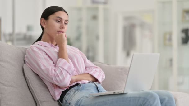 Giovane donna latina pensierosa che pensa e lavora sul computer portatile a casa — Video Stock