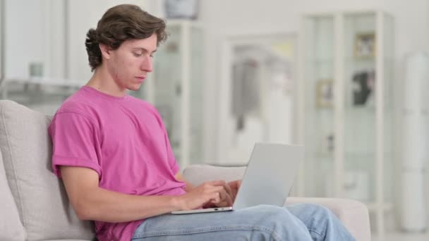 Professioneller junger Mann schließt Laptop und geht weg — Stockvideo