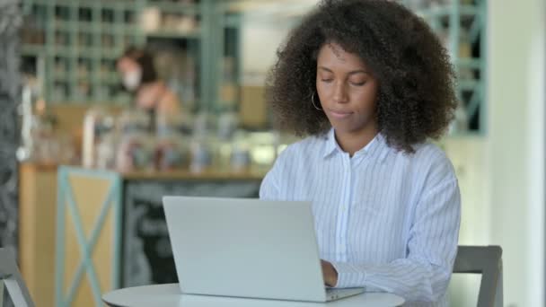 Daumen hoch von junger afrikanischer Geschäftsfrau, die im Café arbeitet — Stockvideo