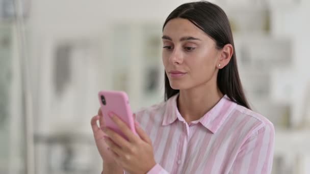 Retrato de Mujer Latina Emocionada Celebrando el Éxito en Smartphone — Vídeo de stock