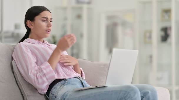 Kranke junge Frau mit Laptop hustet zu Hause — Stockvideo