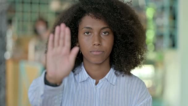 Portræt af Seriøs afrikansk Businesswoman viser Stop Sign – Stock-video