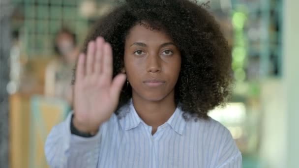 Porträt einer seriösen afrikanischen Geschäftsfrau mit Stoppschild — Stockvideo