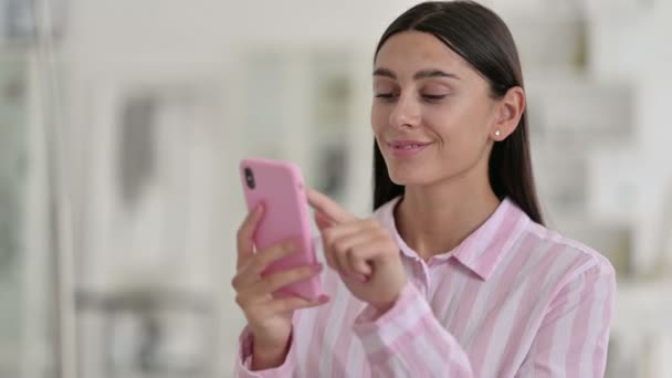 Πορτρέτο της ελκυστική νεαρή Λατινική γυναίκα χρησιμοποιώντας Smartphone — Αρχείο Βίντεο