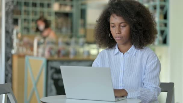 Daumen runter von einer jungen afrikanischen Geschäftsfrau, die in einem Café arbeitet — Stockvideo
