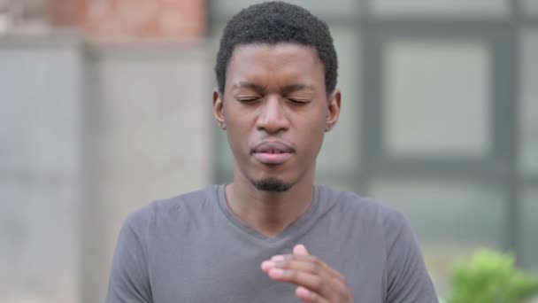 두 통을 앓고 있는 피곤 한 젊은 아프리카 청년의 모습 — 비디오