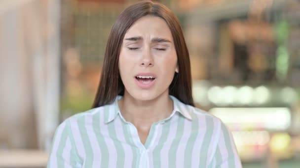 목에 통증 이 있는 젊은 라틴 여성의 모습 — 비디오