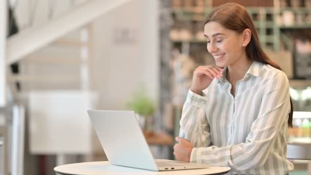 Ενθουσιασμένη νεαρή Λατίνα γυναίκα κάνει Video Call στο Laptop στο Cafe — Αρχείο Βίντεο