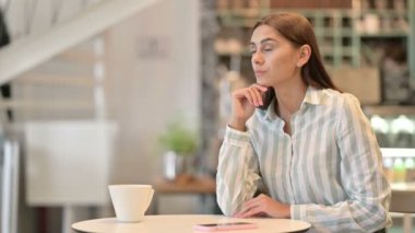 Kameraya Bakan Genç Latin Kadın Portresi 