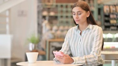 Genç Latin Kadın 'ın Smartphone' da Kayıp Yaşaması Hayal Kırıklığı 