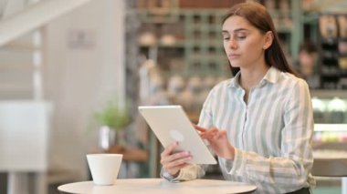 Kafe 'deki Tablette Başarı Kutlaması İçin Heyecanlı Genç Latin Kadın