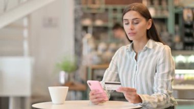 Kafe 'de Tablet kullanan Ciddi Profesyonel Latin Kadın 