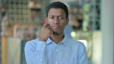 Düşünceli genç Afrikalı adamın portresi Düşünüyor ve fikir ediniyor 