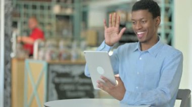 Neşeli Genç Afrikalı Adam Tablet 'te Video Sohbeti yapıyor 