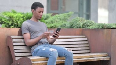 Genç Afrikalı Adam Smartphone 'da Başarılı Çevrimiçi Ödeme Yapıyor 