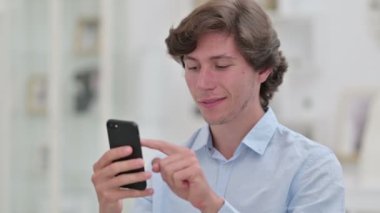 Akıllı Telefon kullanan Olumlu Genç İşadamının Portresi 