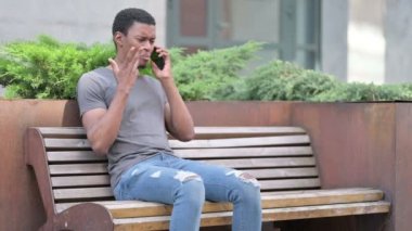 Genç Afrikalı 'nın Bench' te akıllı telefondan kaybetmesine üzüldü. 