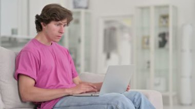 Evde dizüstü bilgisayardan Genç Sıradan Adam 'ın Kaybına Tepki Vermesi Üzücü 