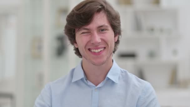 A fiatal üzletember tapsolásának portréja — Stock videók