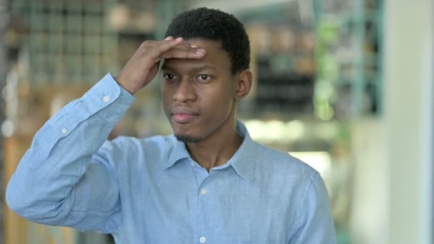Porträt eines neugierigen jungen Afrikaners auf der Suche nach Chancen — Stockvideo