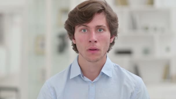 Retrato de Jovem Empresário reagindo a Perda, Falha — Vídeo de Stock