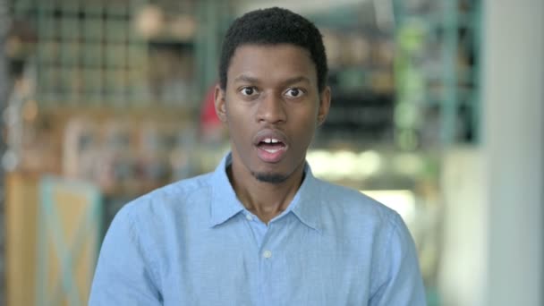 Portret zdenerwowanego młodego Afrykanina w szoku — Wideo stockowe