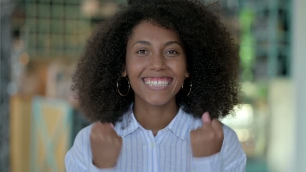 Portret van opgewonden Afrikaanse zakenvrouw viert succes — Stockvideo