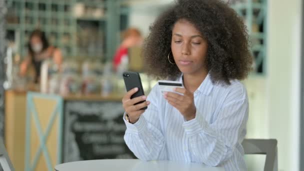 非洲女商人在智能手机上的在线付款不成功 — 图库视频影像
