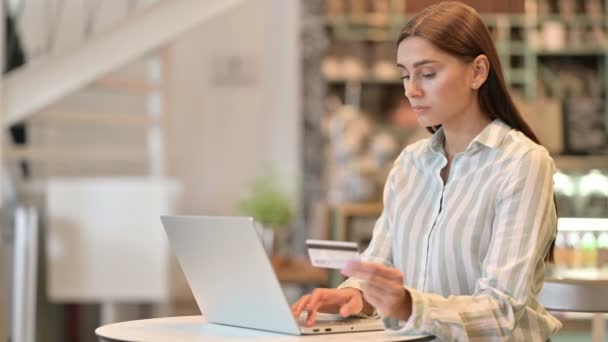 Úspěch online platby na notebooku pro mladou latinskou ženu v kavárně — Stock video