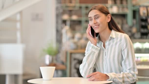 Udane płatności online na smartfonie przez młoda Latynoska kobieta w Cafe — Wideo stockowe