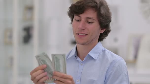 Retrato de un joven empresario exitoso que cuenta dólares — Vídeos de Stock