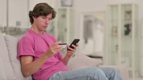 Young Casual Man a făcut o plată online pe smartphone — Videoclip de stoc