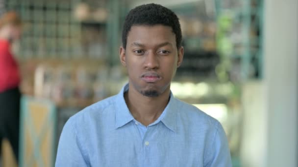 Πορτρέτο του αναστατωμένου νεαρού Αφρικανού που αισθάνεται λυπημένος στην κάμερα — Αρχείο Βίντεο