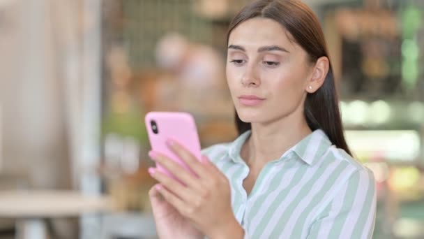 Retrato de mujer latina joven usando Smartphone — Vídeos de Stock