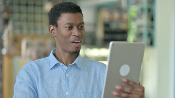 Porträt eines afrikanischen Mannes bei einem Videotelefonat auf dem Tablet — Stockvideo