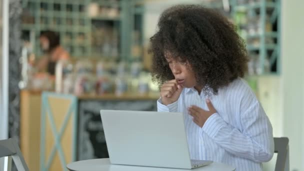 Empresária Africano doente com laptop tosse no café — Vídeo de Stock