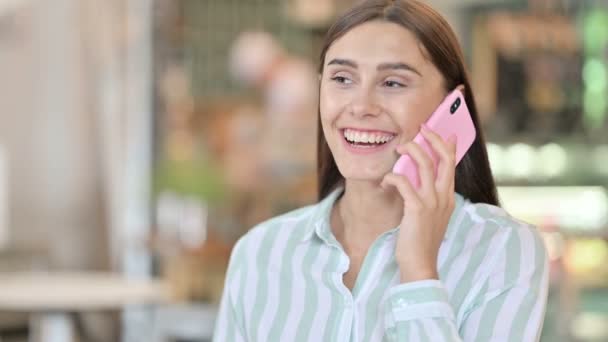 Porträt einer fröhlichen jungen Lateinerin, die mit dem Smartphone spricht — Stockvideo