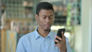 Akıllı Telefonla Konuşan Neşeli Genç Afrikalı Adamın Portresi 