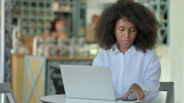 Laptoplu Afrikalı İş Kadını Kafe 'de Akıllı Telefonla Konuşuyor 