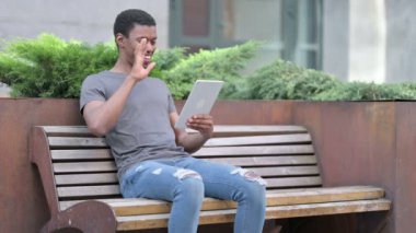 Neşeli Genç Afrikalı Adam Tablet 'te Video Sohbeti yapıyor 