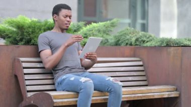 Genç Afrikalı Adam Bench 'te Tablet Yitirdi