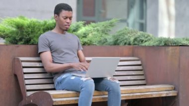 Genç Afrikalı Adam Kayıplara Tepki Veriyor. 