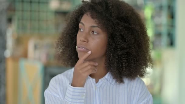 Portretul unei femei de afaceri africane care se gândește la ceva — Videoclip de stoc