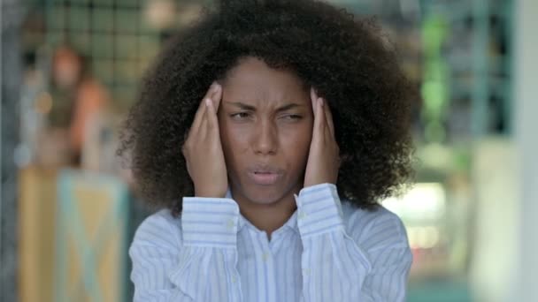 Porträt einer erschöpften afrikanischen Geschäftsfrau mit Kopfschmerzen — Stockvideo