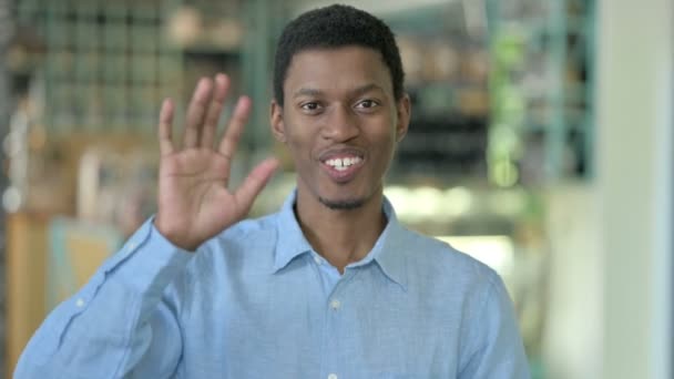 Porträt eines jungen Afrikaners, der per Videoanruf spricht — Stockvideo